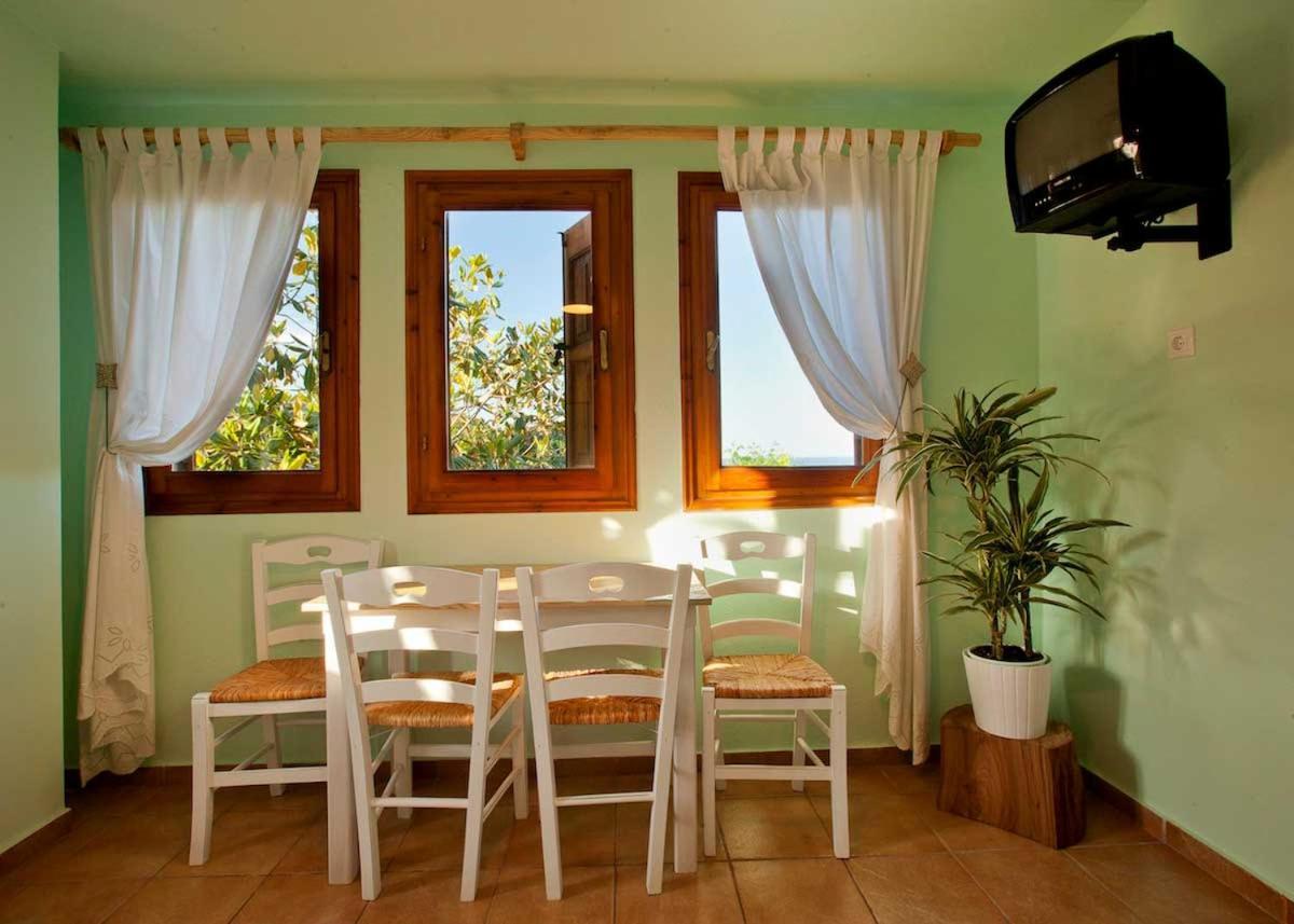 דמוצ'ארי Victoria'S Guesthouse מראה חיצוני תמונה