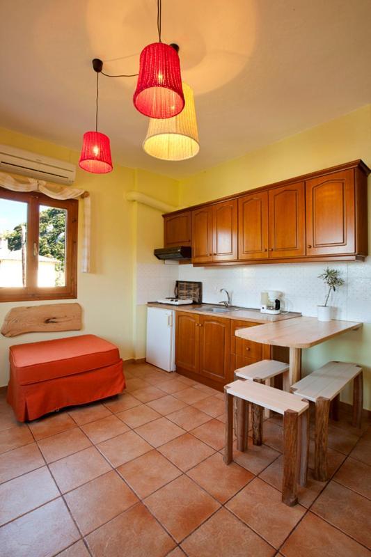 דמוצ'ארי Victoria'S Guesthouse מראה חיצוני תמונה