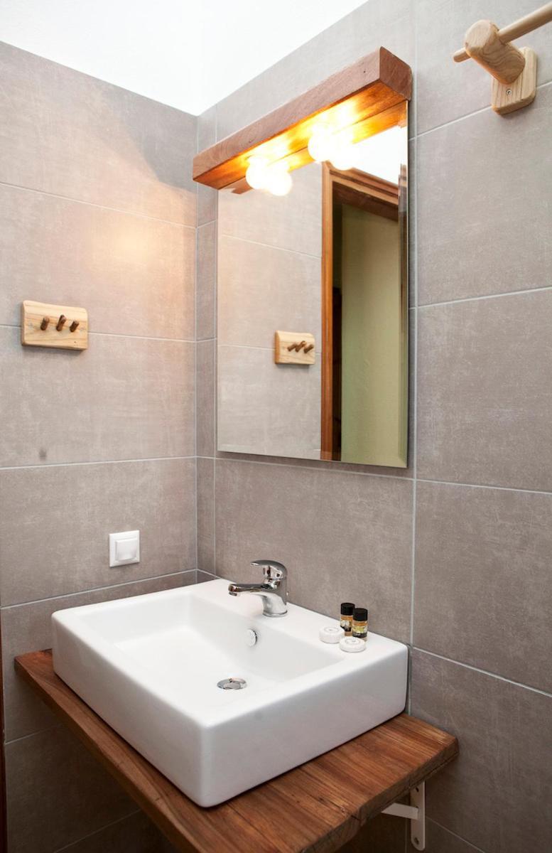 דמוצ'ארי Victoria'S Guesthouse מראה חיצוני תמונה